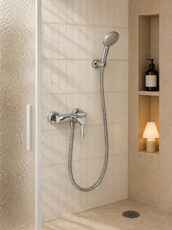 Mitigeur de douche mural chromé géométrique